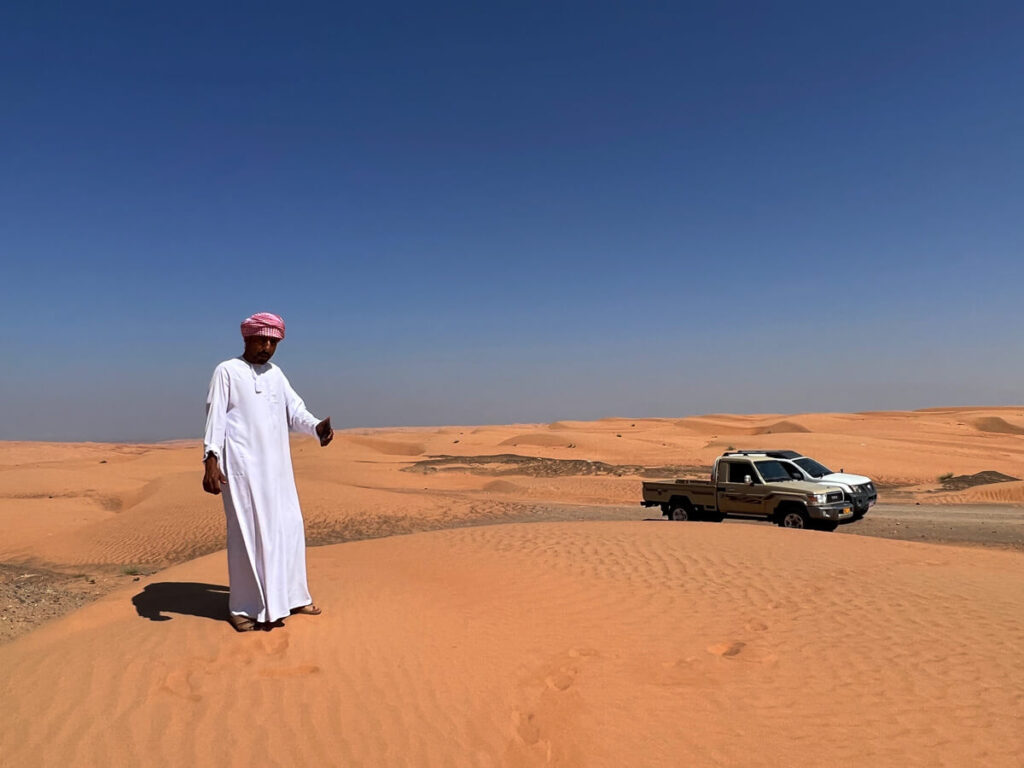 Beduine mit Auto in der Wüste im Oman