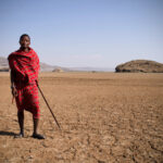 Maasai in der trockenen Landschaft im Norden Tansanias
