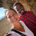Massai Tourguide und Touristin am Lake Natron