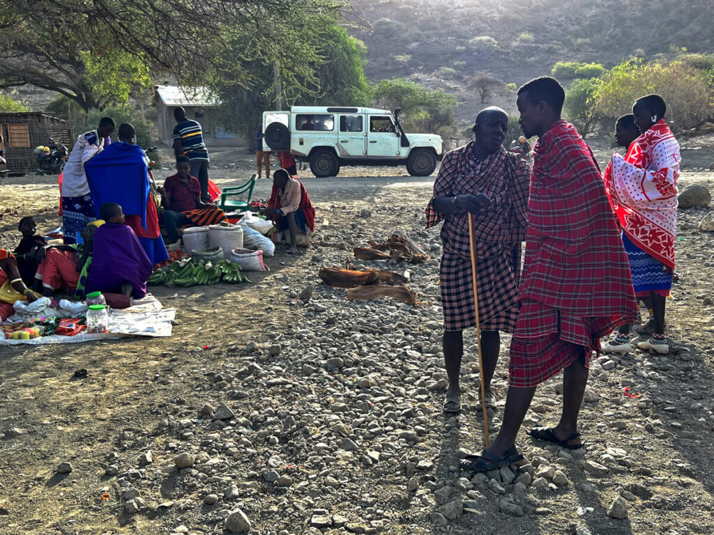Maasai Männer beim Erzählen während eines Marktages