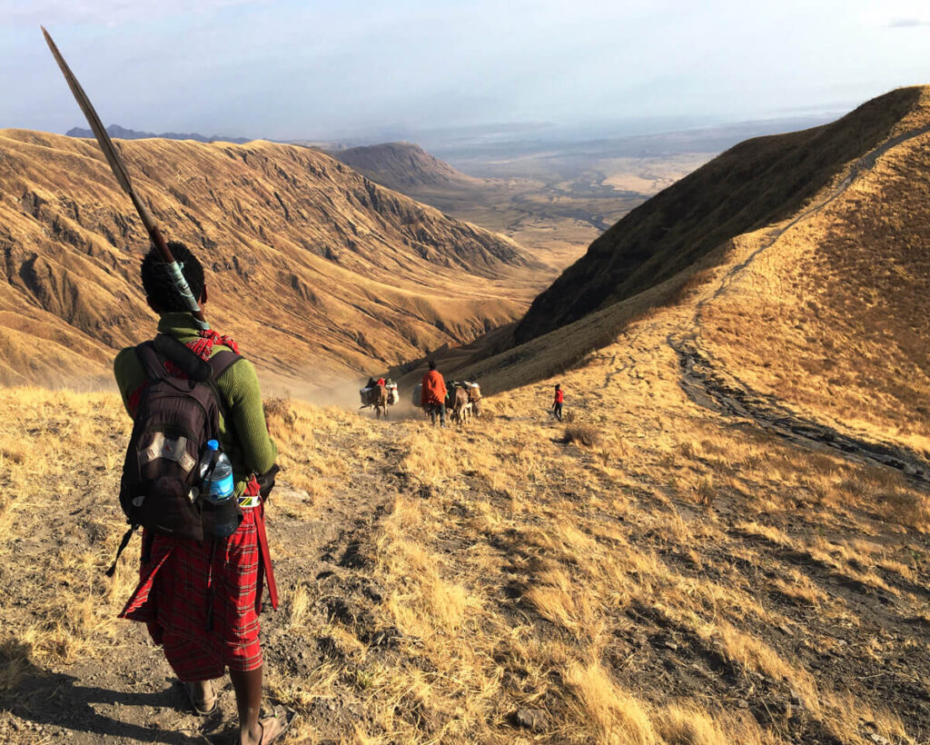 Maasai Krieger mit Speer in den Ngorongoro Bergen