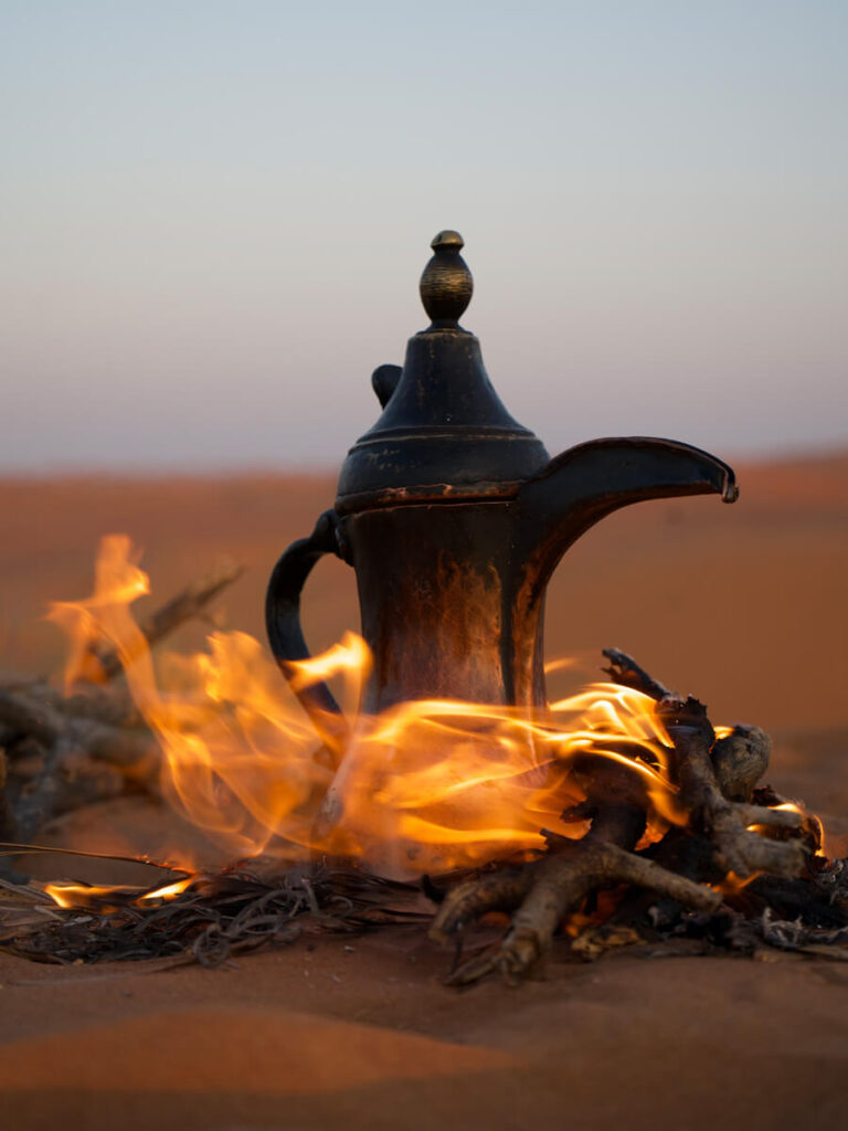 Traditionelles Kaffeekochen über Feuer