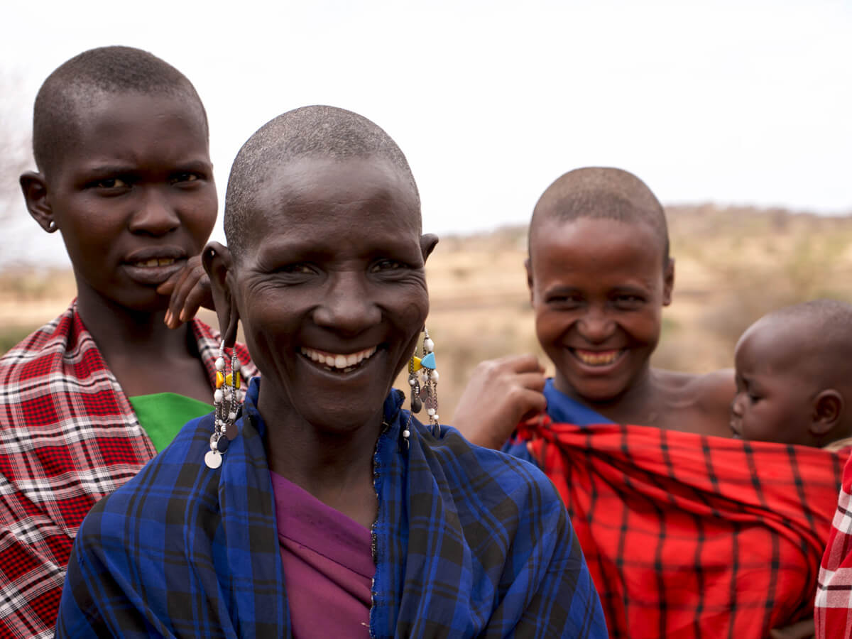 Trotz aller Entbehrungen und widrigen Umstände - gelacht und gesungen wird viel bei den Maasai
