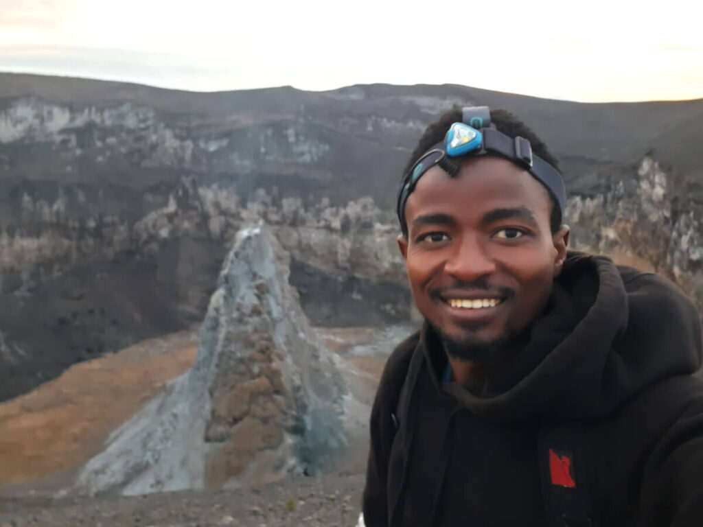 Baraka führt mit seiner Tour Company auch Wanderungen zum Vulkangipfel durch.