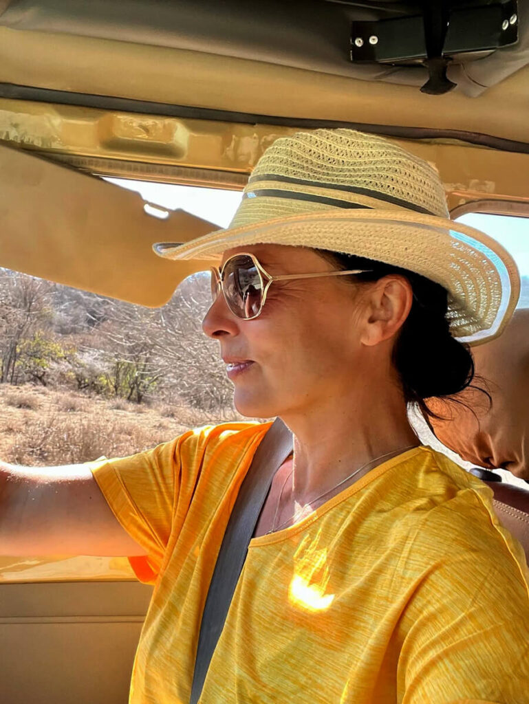 Ulrike Nehls im Landcruiser in Tansania