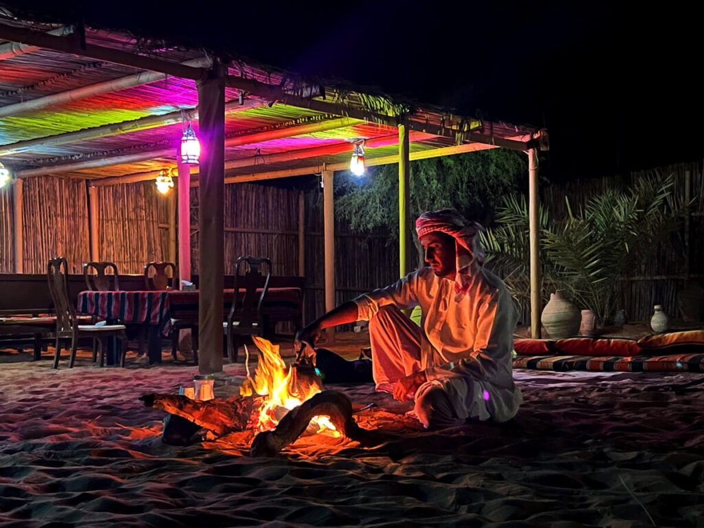 Abendliche Teezeremonie im Nomadic Desert Camp im Oman