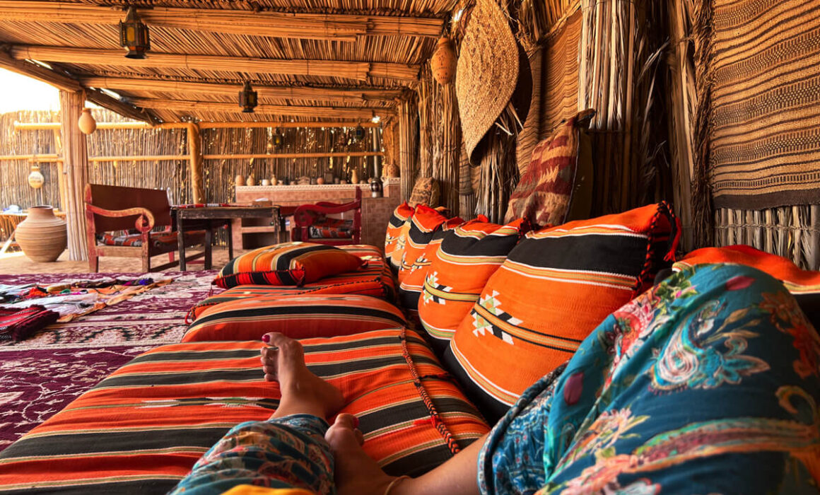 Entspannung zwischen bunten Kissen und Liegen im Wahiba Sands Wüstencamp im Oman