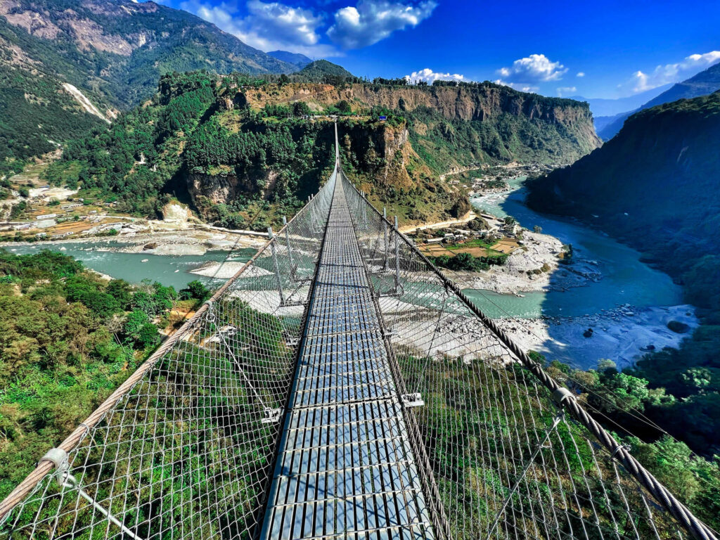 Die 567 Meter lange Hängebrücke über den Gandaki in Nepal