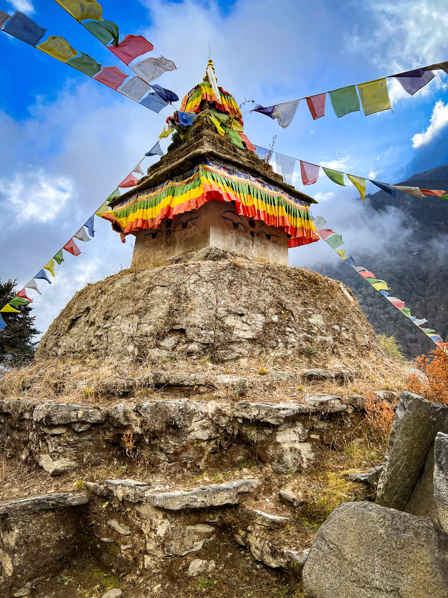 Verwitterte Stupa im Himalaya / Nepal
