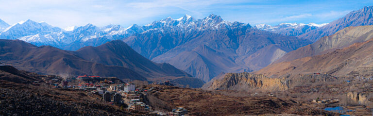 Lower Mustang in Nepal mit Blick auf die Gipfel des Himalaya