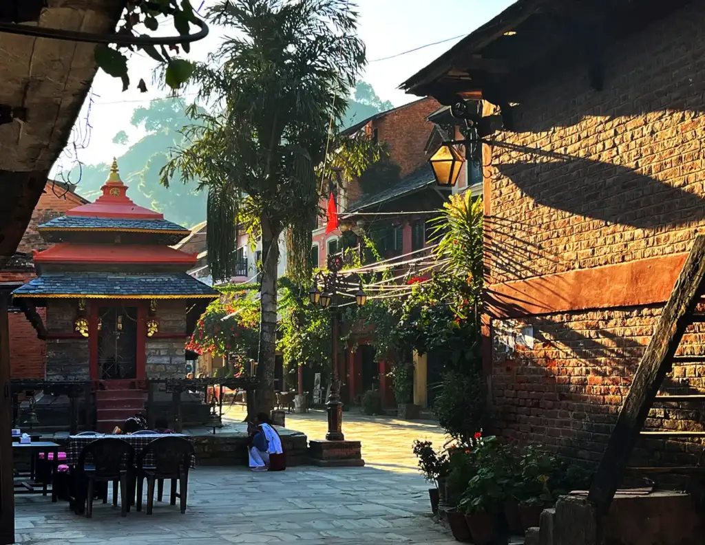 Historische Architektur, viel Grün und zahlreiche Cafés und Restaurants - das autofreie Bandipur in Nepal ist wunderschön.