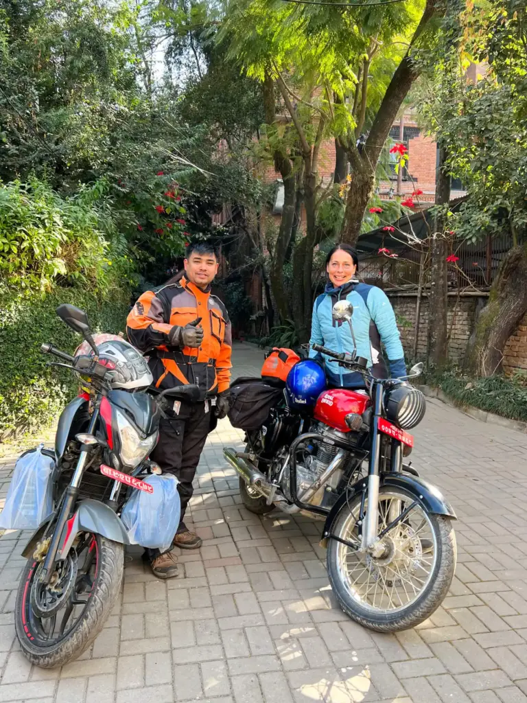 Auf geht´s. Start zu meiner Motorradtour in Kathmandu zusammen mit meinem Guide Uttam