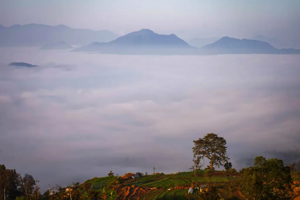 Morgens hängt ner Nebel noch tief in den Bergen rings um Gorkha