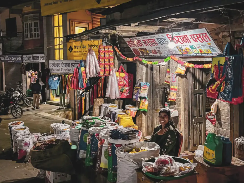 Abendlicher Straßenmarkt in Gorkha