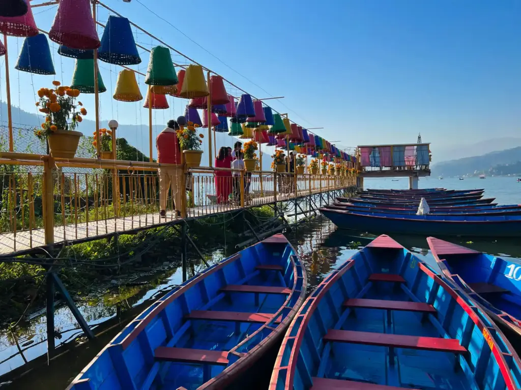 Ruderboote am See in Pokhara