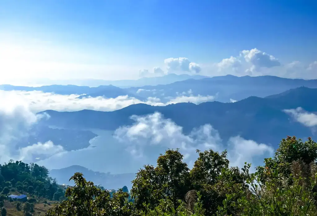 Blick von der World Peace Stupa über Pokhara und den See