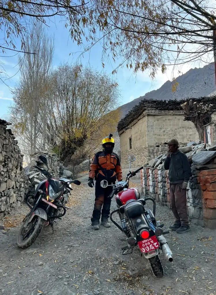Pause in einem kleinen Bergdorf an der Grenze zu Upper Mustang