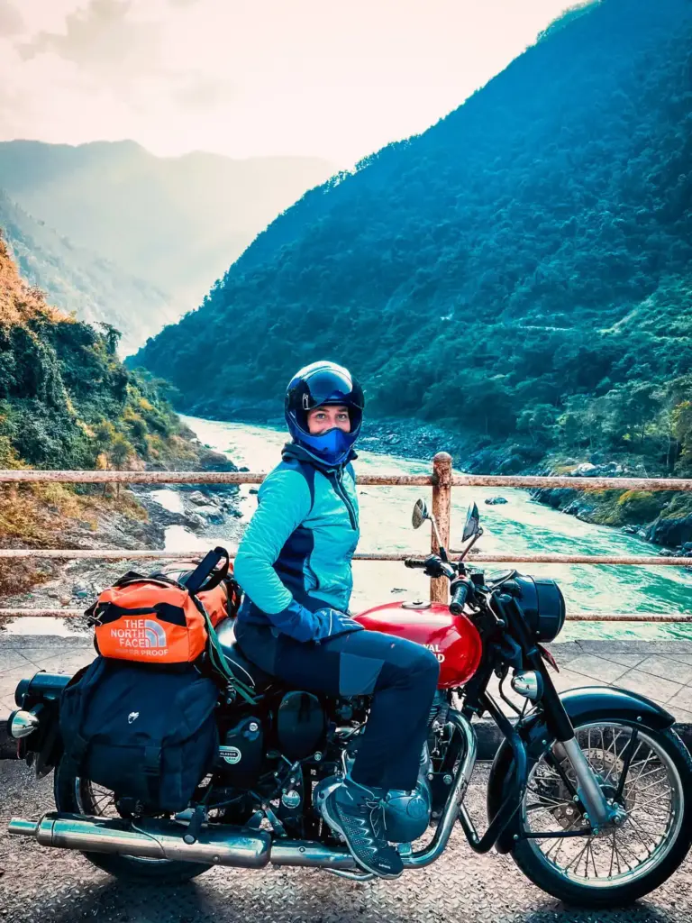 Mit einer Royal Enfield auf Roadtrip in Nepal