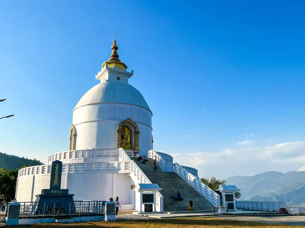 Die World Peace Stupa oberhalb von Pokhara