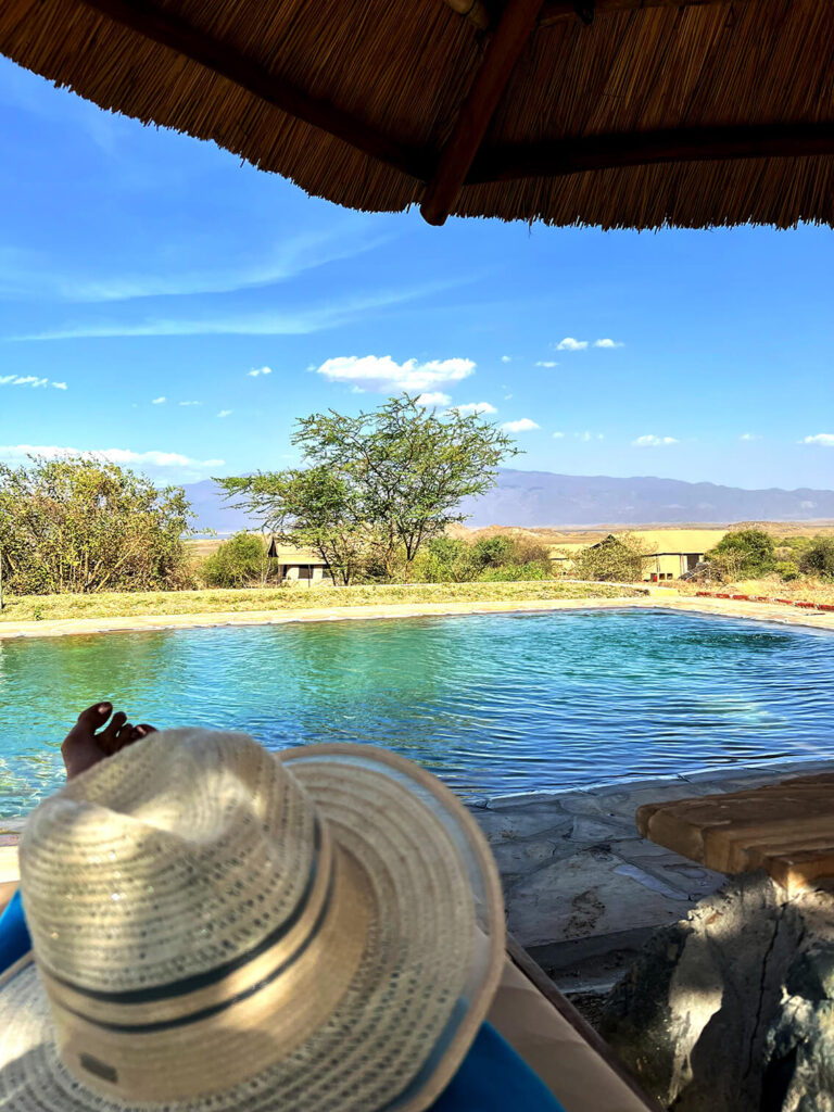 Erfrischung am Pool der Africa Safari Lodge am Lake natron