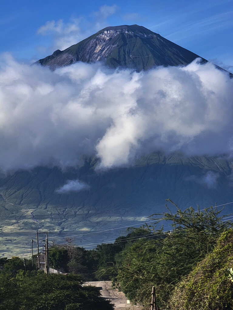 Ol Doinyo Lengai - aktiver Vulkan und heiliger Berg der Maasai