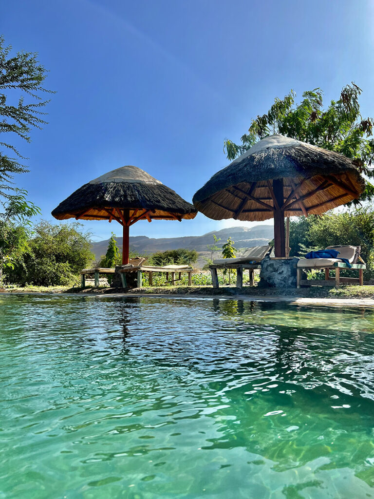 Erfrischung am Pool einer Lodge
