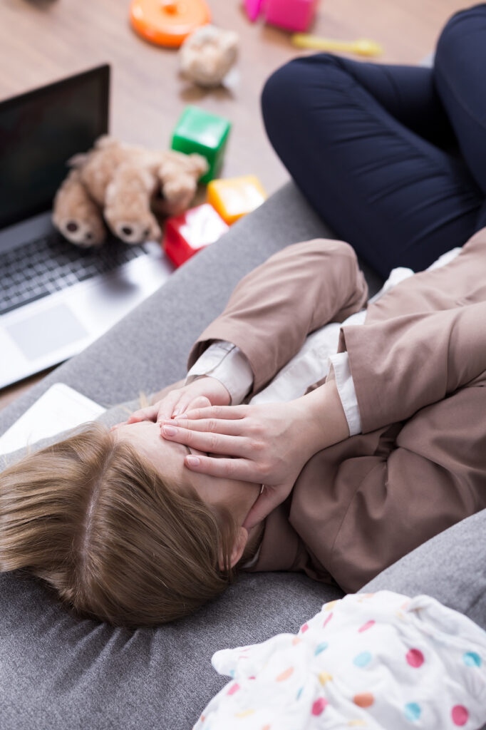 Junge Mutter zerrissen zwischen Job und Familie