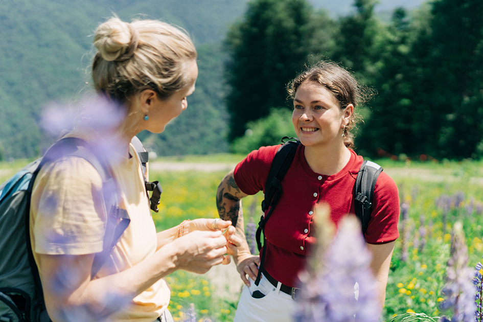Zwei Frauen beim Coaching in der Natur