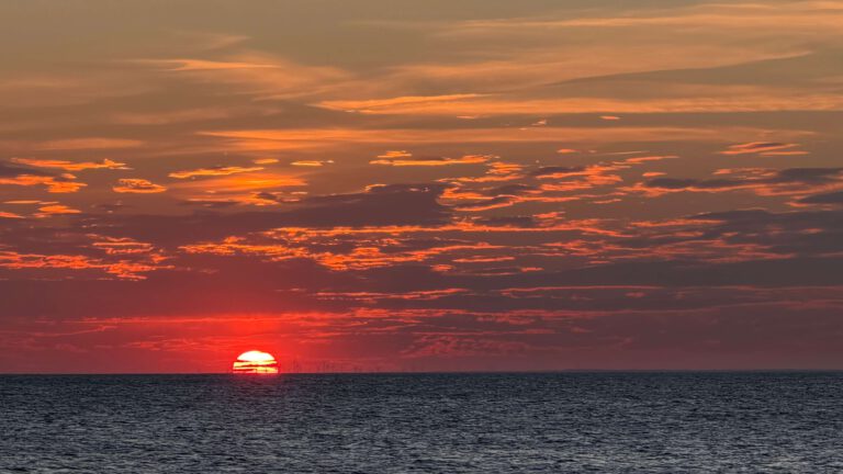 Dramatischer Sonnenuntergang über der Wismarbucht in der Ostsee