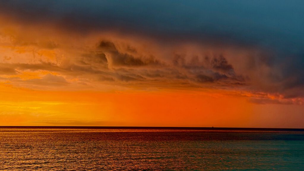 Dramatischer Sonnenuntergang an der Ostsee